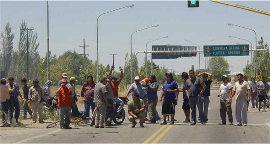 Manifestantes cortan la ruta 22 en la intersección con la calle Olascoaga. (Foto: Gabriel Oyarzo/AN).