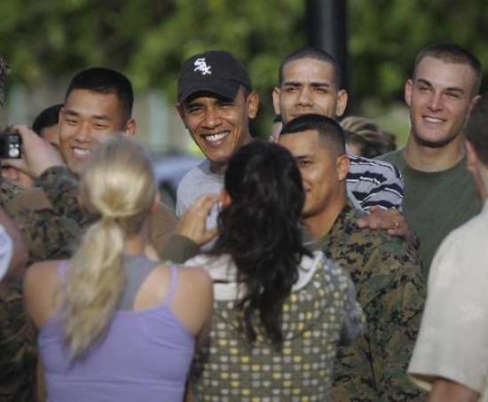 Obama junto a soldados y familiares, ayer. El presidente electo prepara su programa de gobierno. 