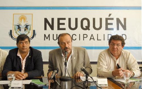 El intendente neuquino, Martn Farizano, y sus colaboradores explicaron que el sistema permite detectar si hay familias 