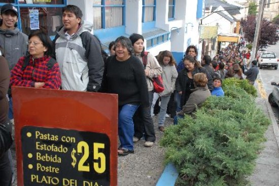 Los usuarios de Bariloche hicieron largas colas para comprar las tarjetas. 