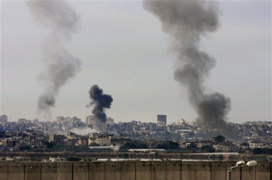 La aviación israelí bombardeó simultáneamente decenas de instalaciones de Hamas. (FOTO:AP)