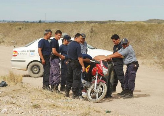 Un rpido operativo cerrojo permiti interceptar a la moto de los sospechosos a la altura del aeropuerto local. 