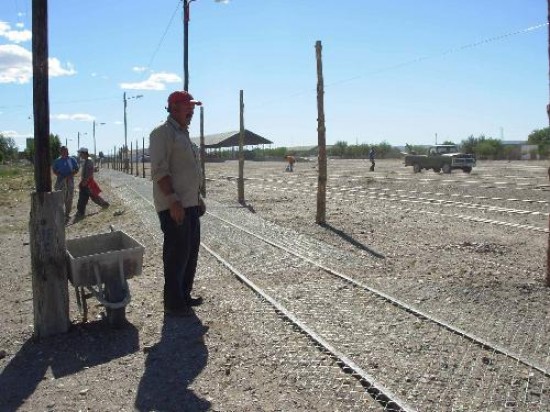 Mientras esperan la llegada de los visitantes, continan los trabajos de cercado del campamento. 