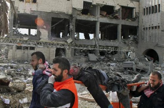 Con una ola de ataques sin precedentes, Israel dej unos 200 muertos y ms de 400 heridos en la decena de complejos de las fuerzas de seguridad en la zona controlada por Hamas. Las llamas y el humo cubri densamente todo el territorio gobernado por Hamas. 