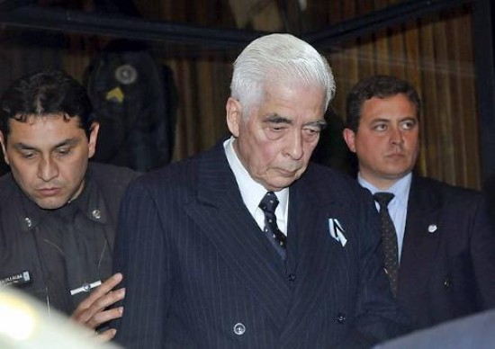 En Crdoba condenaron a cadena perpetua al represor Luciano Benjamn Menndez. 