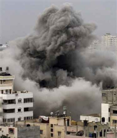 Continuaban este lunes los bombardeos sobre la Frenja de Gaza. (FOTO:AP)