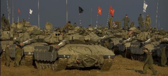 Cientos de tanques israeles aguardan para iniciar la ofensiva terrestre. Las protestas contra los ataques se multiplicaron ayer en el mundo rabe. Un nio arroja piedras contra los soldados israeles en un puesto fronterizo. 