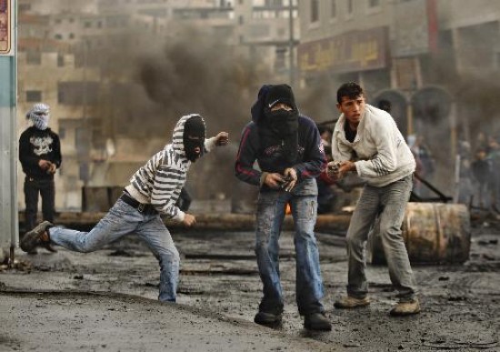 Niños palestinos arrojan proyectiles contra el ejército israelí. El líder de Hamas ha llamado a otra Intifada. 