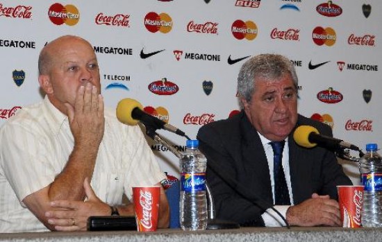 Ischia y el presidente Amor Ameal, durante la conferencia de prensa que oficializ la extensin del vnculo del entrenador. 