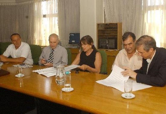 El ministro Bertoya recibi a los intendentes que firmaron el convenio. 