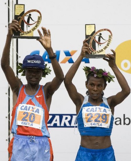 El keniata James Kipsang alcanz un valioso triunfo en San Pablo, en un podio que comparti con otros dos compatriotas. 