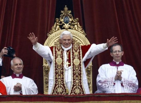 Benedicto XVI conden la violencia durante la misa celebrada en la baslica de San Pedro y tambin convoc a combatir la pobreza. 