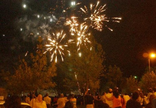 Nios en especial, pero tambin adultos, fueron impactados por el espectculo de los fuegos artificiales. 