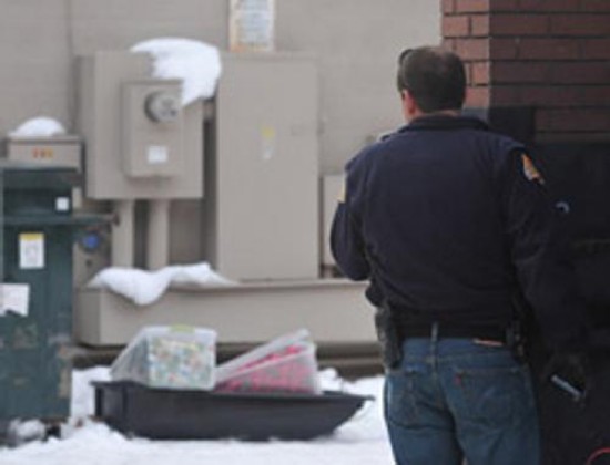 Un polica observa uno de los paquetes. 