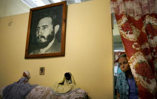 Una postal de la vida cotidiana en La Habana, con Fidel omnipresente. 