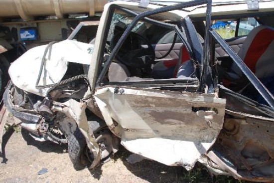 Las huellas del violento impacto quedaron patentes en la carrocera del vehculo. 