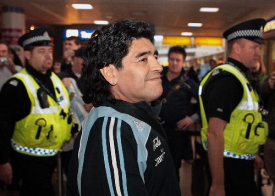 Maradona est enchufadsimo y viaja para convencer a Guardiola. 