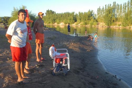 Se estima que los disparos provinieron de la ribera cipolea. Las autoridades del municipio hablaron con la Polica de Ro Negro para que prevenga. 