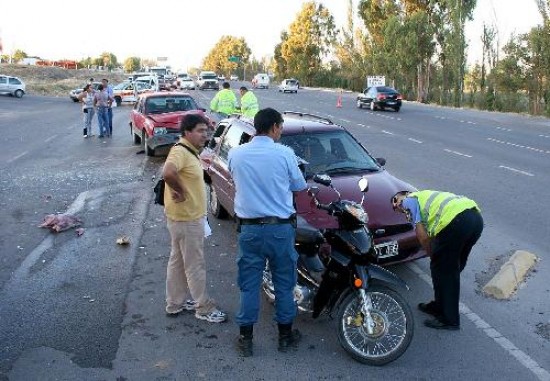 La moto en la que se trasladaban los adolescentes. 