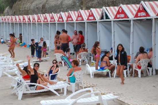 Ayer, luego de las jornadas inestables, los turistas volvieron a disfrutar de la arena de la villa. 