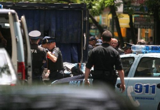 El delincuente fue visto por policas que patrullaban la zona e intent cubrir su fuga a tiros. 