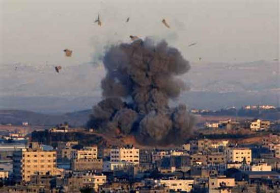 Finalmente, Israel atacó por tierra. (foto AP)