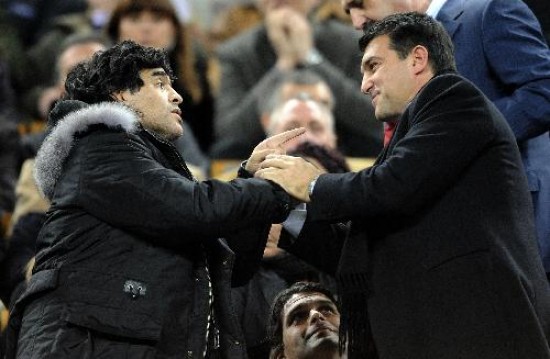 Maradona y Laporta en una foto simblica: acordaron que La Pulga se calzar la celeste y blanca el 11 de febrero. 