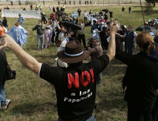 Lejos de su postura inicial de defensa de los piqueteros, el gobierno nacional intenta que desistan del bloqueo. 