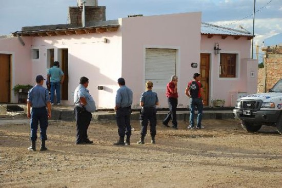 Varios mviles y uniformados llegaron hasta la casa allanada. Secuestraron algunos elementos pero no trascendi de qu se trataba. 