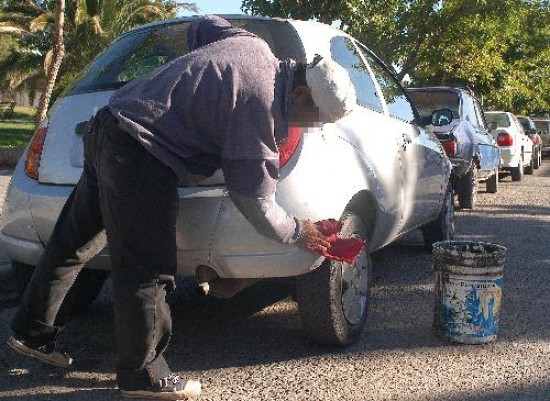 Los dueos de los autos o sus ocupantes ocasionales que paguen por el servicio de lavado callejero sern multados en Cipolletti. 