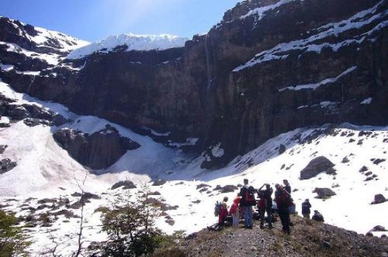 El trekking en la zona de Pampa Linda permite disfrutar de cerca del glaciar Castao Overa, cuyos hielos caen ms de 300 metros. Hay nuevos recorridos en camiones. 