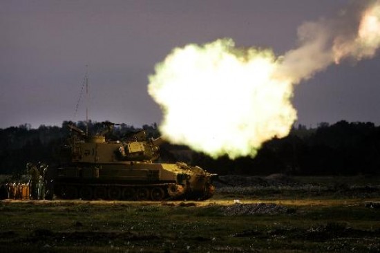 Los tanques israeles atacan puestos de Hamas. El nmero de muertos palestinos aument a partir de la ofensiva terrestre. Sarkozy llega a la zona de conflicto para encabezar negociaciones. 