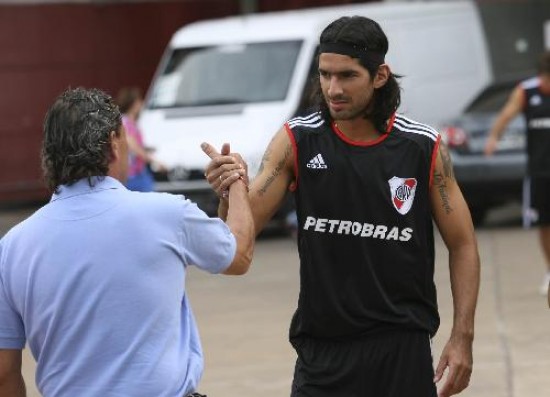 Hola y chau? Sebastin Abreu an no arregl su contrato y adems lo quiere la Real Sociedad, de Espaa. 