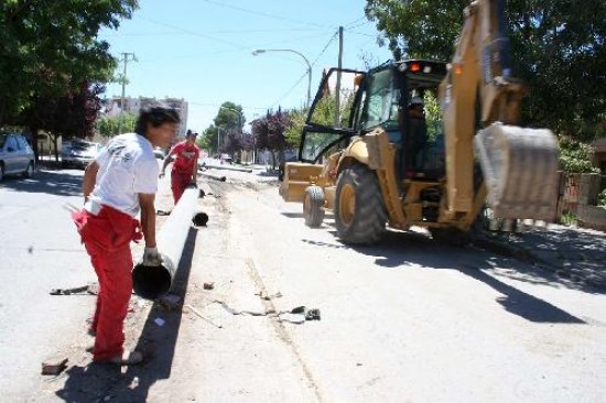 Los caos an van sobre el asfalto, pero ya se inici el zanjeo de reparacin. 