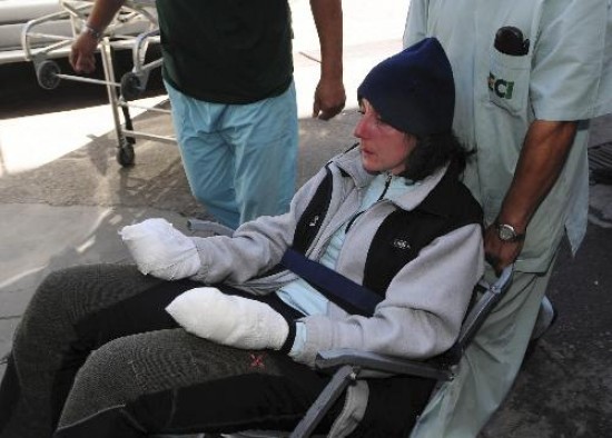 La italiana Marina Acanazio (38) con las manos vendadas por el congelamiento. Marco Afasio (39) el escalador italiano rescatado ayer en el momento de ingresar al Hospital Italiano mendocino. 