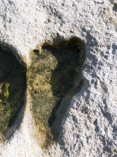 Tres huellas humanas fueron halladas en un sitio rocoso, a 12 kilmetros de Claromec. 