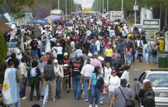 Pese a las presiones oficiales, los asamblestas de Gualeguaych continan manifestndose contra la papelera Botnia. 