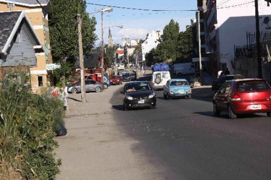 La pavimentacin de la avenida barilochense forma parte de un paquete de obras financiadas por Nacin. 