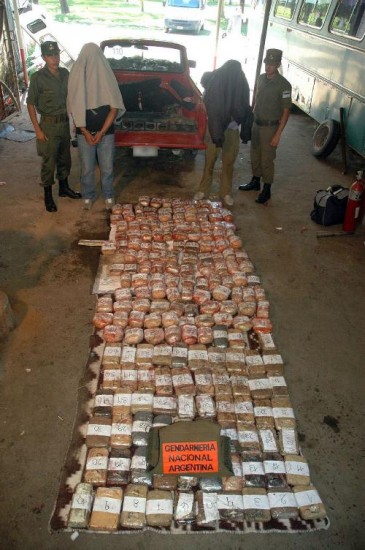 Los 188 paquetes con cocana estaban ocultos en el piso de una camioneta. 