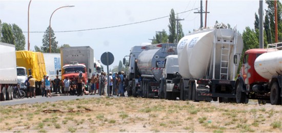 Los obreros rurales en el corte de ruta 6 y 22, en Roca. (FOTO: Andrs Maripe)