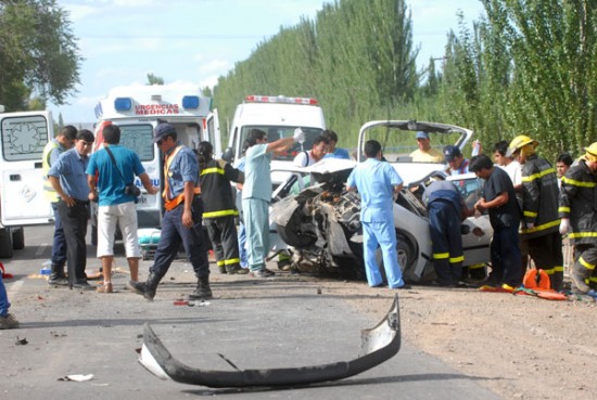 El Peugeot 306 tras la colisin. Debieron forzar la carrocera para retirar a los cuatro ocupantes. (Foto: Matas Subat/AR).