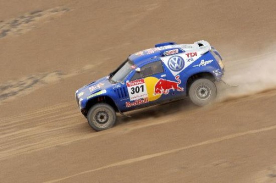 Carlos Sainz apur en la parte final y gan su cuarta etapa en el Dakar, aumentando su diferencia en la general de los autos. 