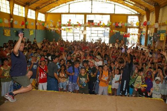Los ms de 600 chicos que se reunieron en la inauguracin de la colonia -ayer- hicieron de la ocasin una autntica fiesta. 