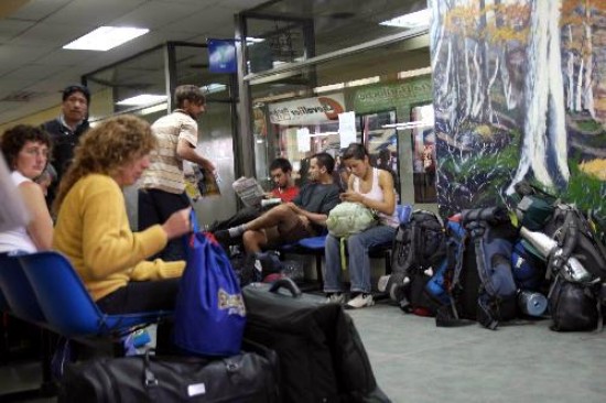 Pocos asientos para cientos de turistas que a diario llegan a la terminal. Para comer hay que trasladarse hasta la estacin de trenes. 