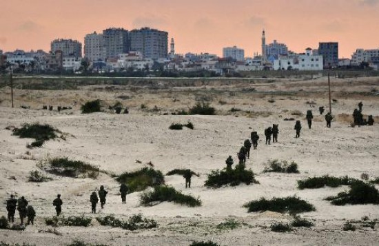 La dura realidad cotidiana de los palestinos en Gaza. Soldados israeles marchan hacia Gaza, en el tramo final de la operacin que lleva adelante el Estado judo. 
