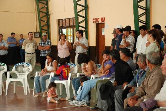 Una numerosa asamblea se reuni ayer por la tarde en el gimnasio municipal. Viajaron autoridades de la provincia. 
