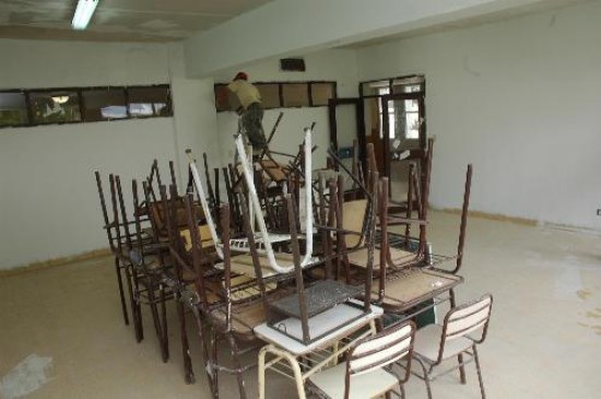 La adquisicin de mobiliario incluye pupitres, sillas, bancos, pizarrones y otros elementos escolares. 