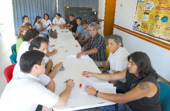 El plenario provincial de ATE lanz un paro para hoy con una marcha a Gobernacin. La medida seguir el martes y mircoles prximos. 