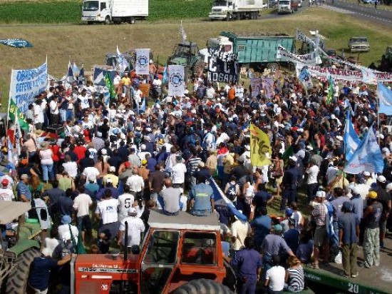 Entre productores y obreros industriales juntaron 2.500 manifestantes para expresarle su malestar al gobierno. 