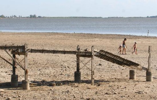 La laguna de Chascoms ya no tiene agua. Peligran los cultivos. 